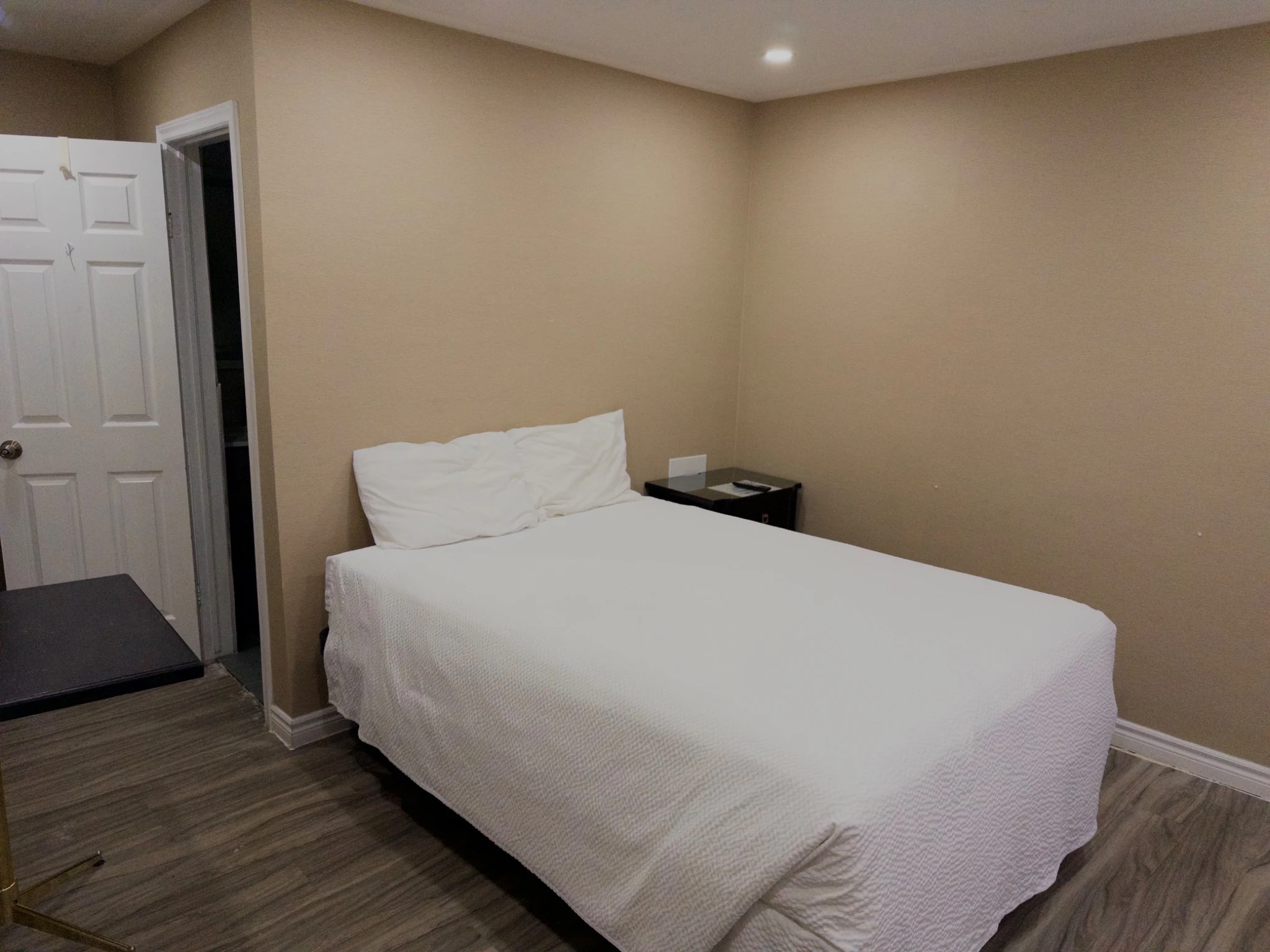 Single Queen Room in Wiarton