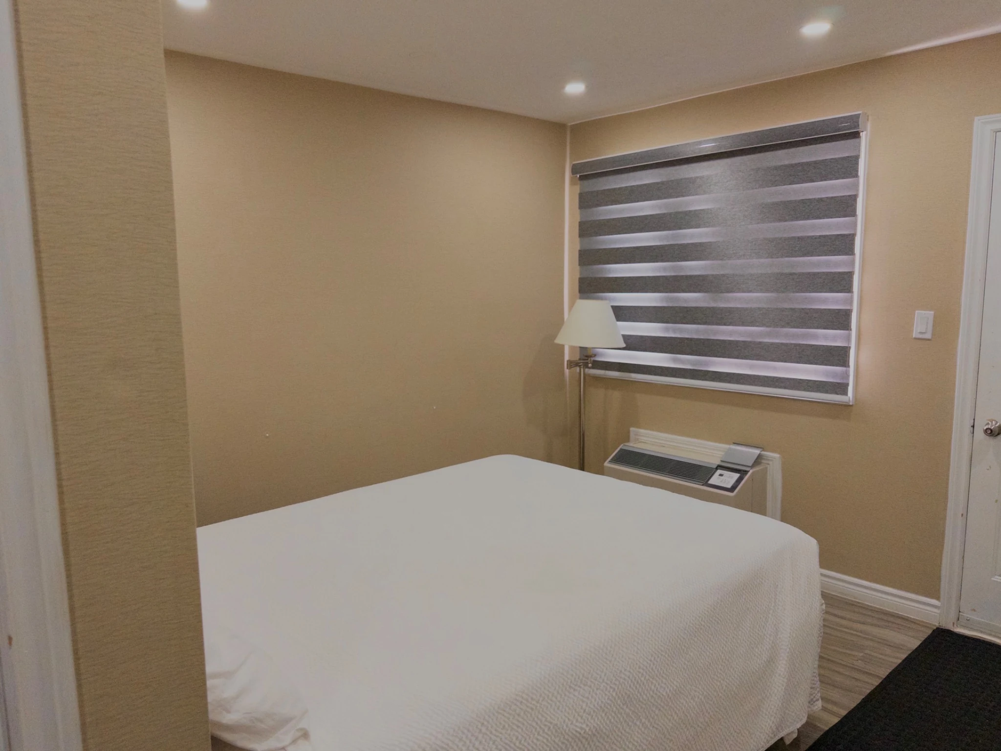 Queen bed inside the Single Queen Room