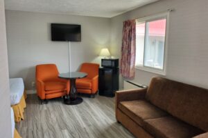 Wiarton Willy's Inn motel room sitting area